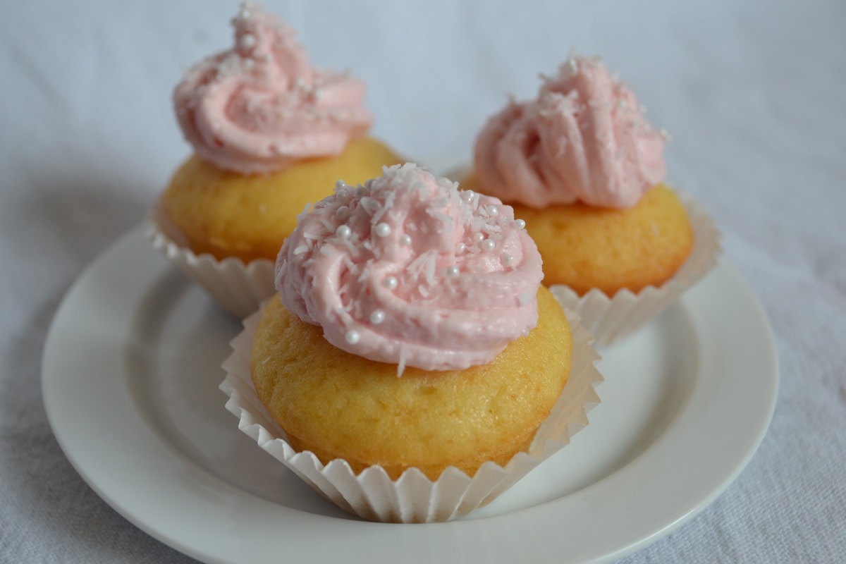 Ananas-Kokos-Cupcakes 3 Stück mit rosa Topping