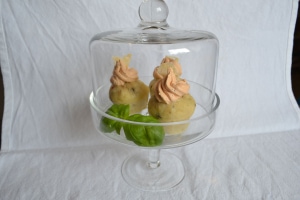 Herzhafte Cupcakes mit Oliven und Tomaten mit Glas