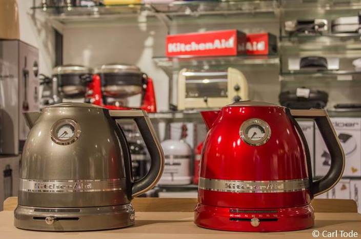Der Kitchenaid Wasserkocher mit Temperaturrgegulierung, kabellosem Betrieb, 1,5 ltr. Fassungsvermögen und doppelwandigem Gehäuse in grau und rot