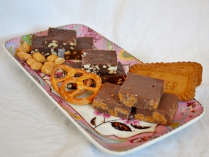 Schokoladen Fudge in Begleitung von Keksen, Brezeln und anderen Snack
