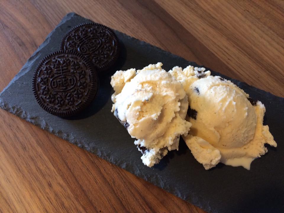 Ein leckeres cremiges Vanille-Eis mit Oreo-Keksen nennt sich Cookies and Crem und ist wirklich köstlich. Cal Tode hat die Eismaschine angeworfen und ist ganz begeistert.