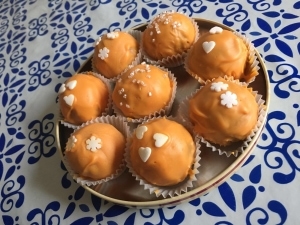 Carl Tode hat säuerliche Orangen Cake Pops gebacken und mit Cake Melts von Birkmann verziert