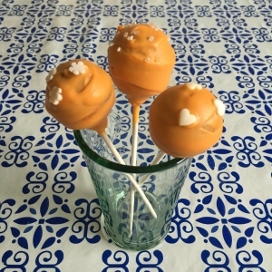 Leckere farbenfrohe Cake Pops mit Orangenaroma in einem Glas serviert bei Carl Tode in der Prinzenstraße in Göttingen