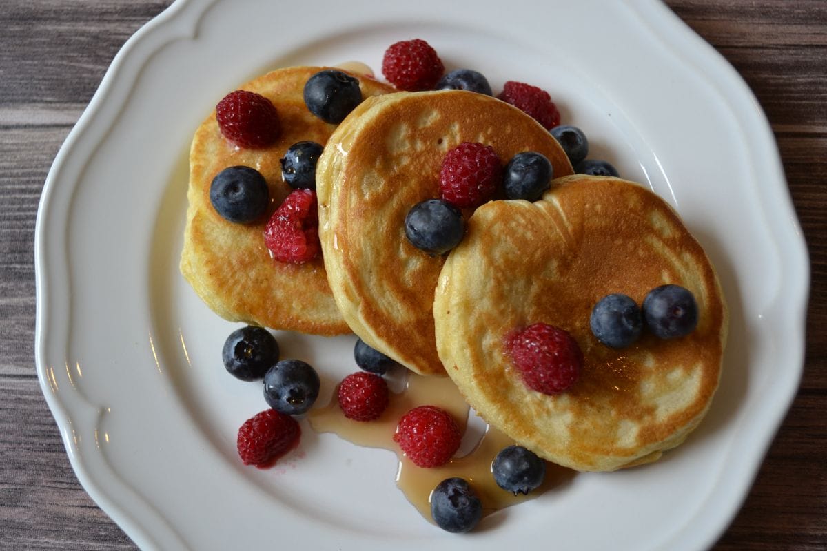 Pancakes mit Ahornsirup und Früchten - Carl Tode Göttingen