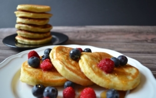 Carl Todes Rezept für amerikanische Pancakes, Pfannkuchen, Frühstücksrezept, mit Früchten und Ahornsirup