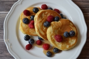 Rezept für luftige Pancakes, amerikanische Pfannkuchen, mit Beeren und Ahornsirup, Frühstück, Carl Tode Göttingen