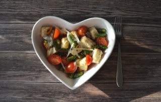 Rezept für Brotsalat mit Tomaten und grünem Spargel, Salat