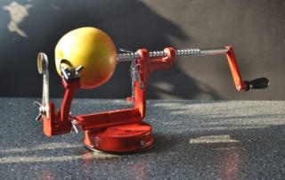 Äpfel ganz schnell schälen mit der Apfelschälmaschine von Zassenhaus, Carl Tode Göttingen