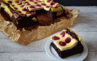 Schokoladen Brownies mit Käsekuchentopping und Himbeeren, Rezept bei Carl Tode Göttingen