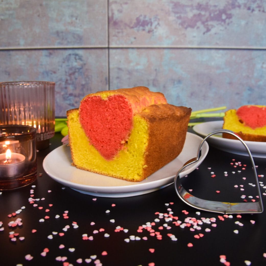 Mache deinen Liebsten eine Freude mit diesem süßen Valentins-Kuchen mit verstecktem Herz